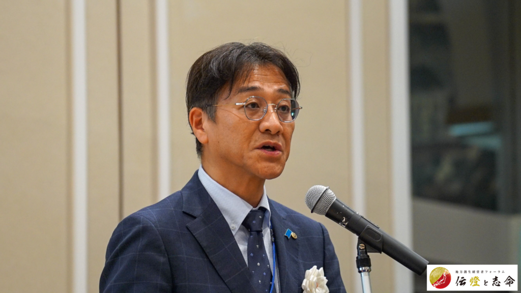 第 16 回 地方創生経営者フォーラム 伝燈と志命 in 新潟 2025で共催挨拶をしている新潟県産業労働部長 野上 文敏 様