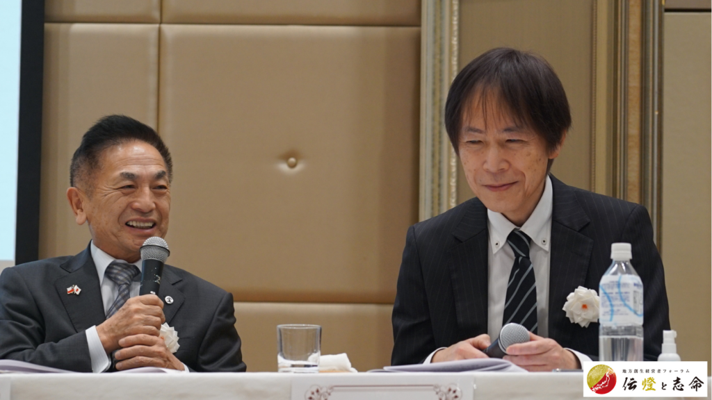 尾畑酒造株式会社 代表取締役社長　平島 健 氏と神山物産株式会社 代表取締役会長　佐藤 友紀 氏が笑顔でトークをしている様子
