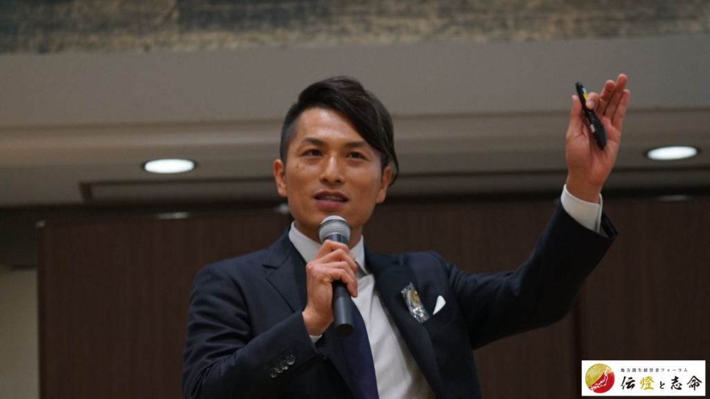 智慧の燈火プロジェクト発起人　田中 雅也が演説している