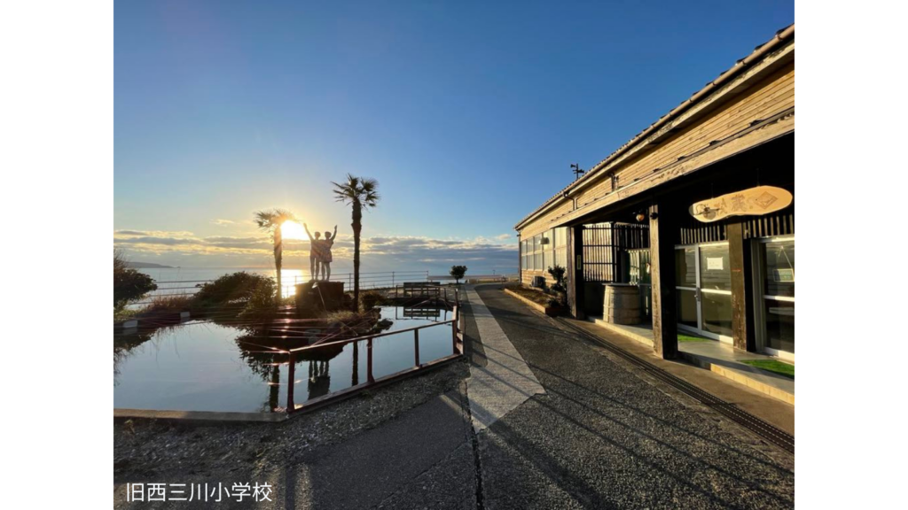 佐渡島の廃校になった西三川小学校が夕焼けに染まっている風景