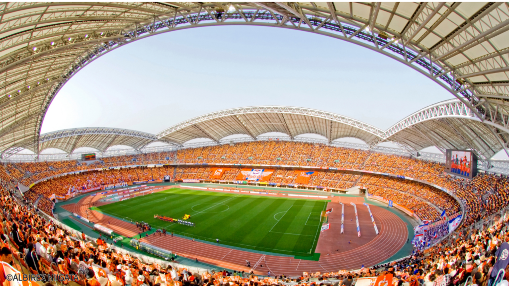 アルビレックス新潟の試合を観に来た人たちで満席のサッカー会場